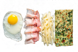 Блин на шпинатном тесте с беконом, яйцом и сыром